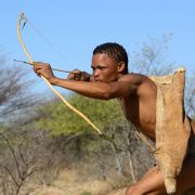 Un homme qui tire à l'arc lors du raid safari 4x4 en Afrique Australe