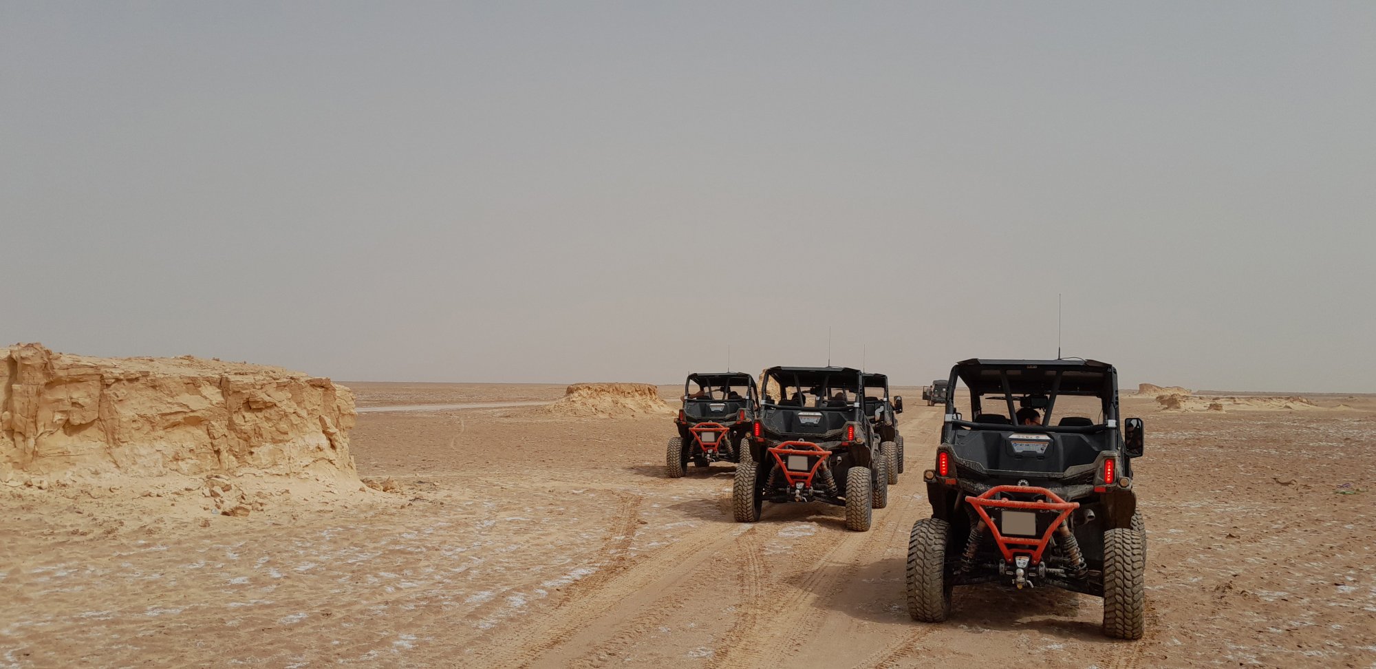 Photo d'un groupe de SSV pris de dos lors d'un raid en Tunisie