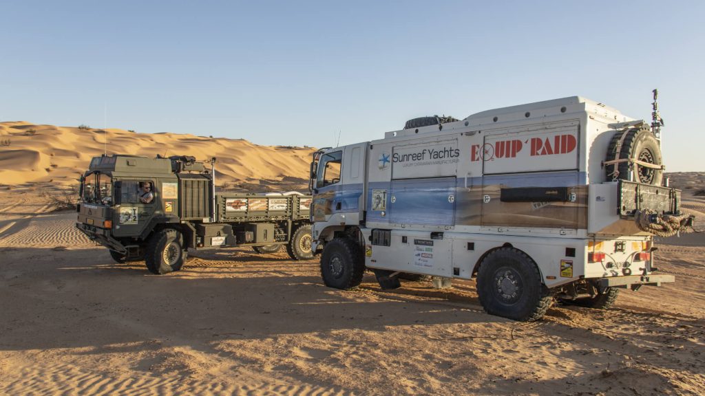 Photo des deux camions d'assistance lors des raids