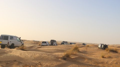 Photo d'un groupe de 4x4 de dos pris lors d'un Raid en Tunisie