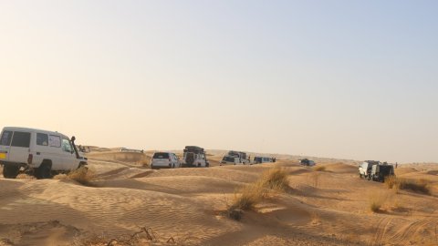 Photo d'un groupe de 4x4 de dos pris lors d'un Raid en Tunisie