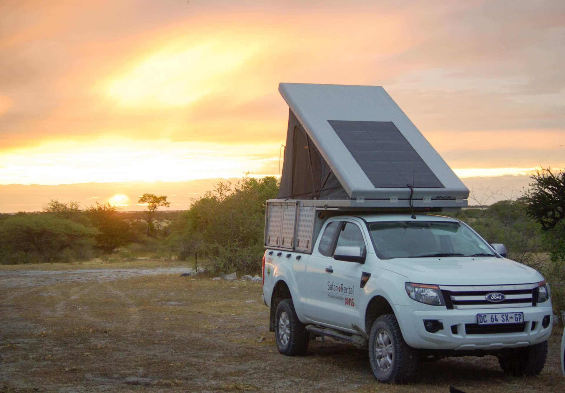 4x4 avec une tente de toit en Afrique