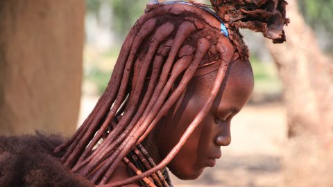 Tresses d'une femme prise en photo lors du raid 4x4 Afrique