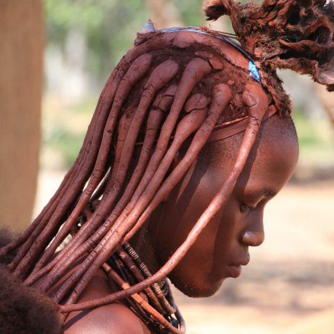 Tresses d'une femme prise en photo lors du raid 4x4 Afrique