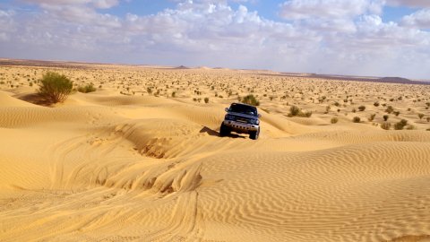 Photo d'un 4x4 de dos dans le désert