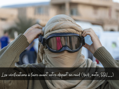 Personne avec masque sur les yeux contre le sable lors des raids 4x4, Moto et SSV