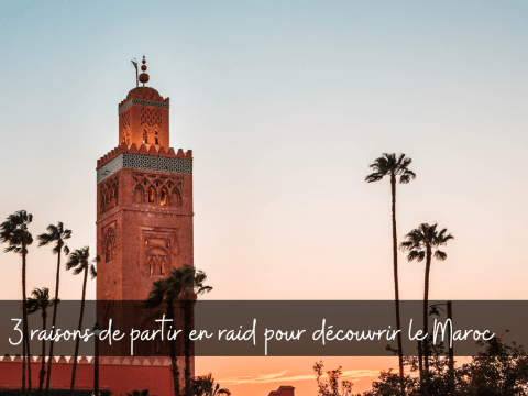 Photo d'une tour au Maroc avec un beau ciel rose et bleu clair