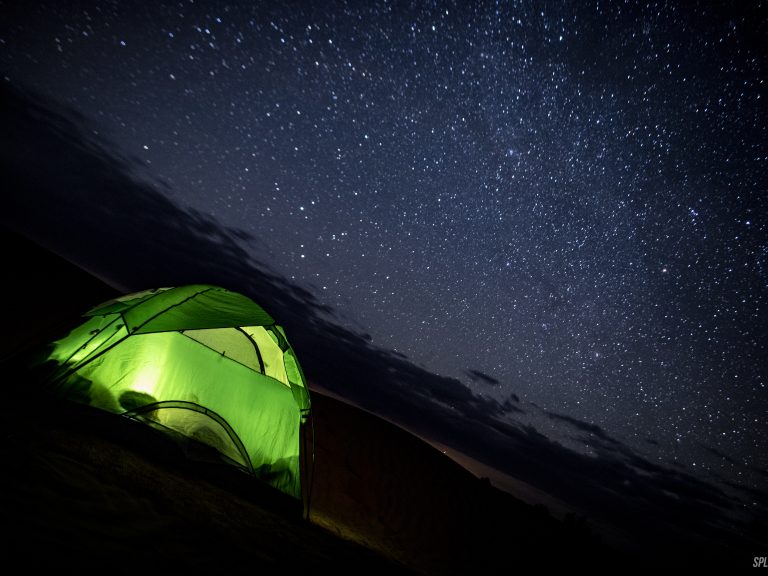 Nuitée en bivouac au milieu du désert tunisien lors du raid 4x4