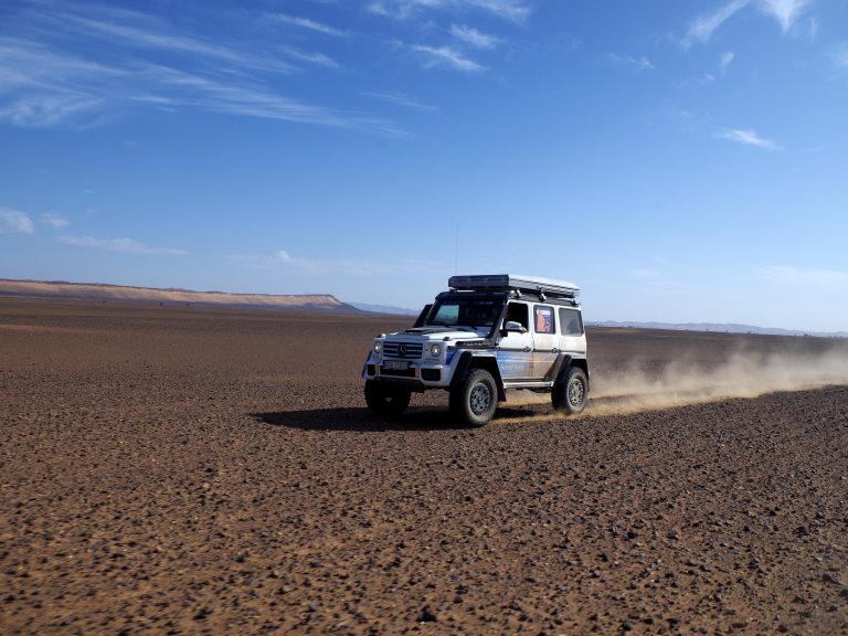 4x4 au milieu d'un paysage désertique lors du raid au Maroc