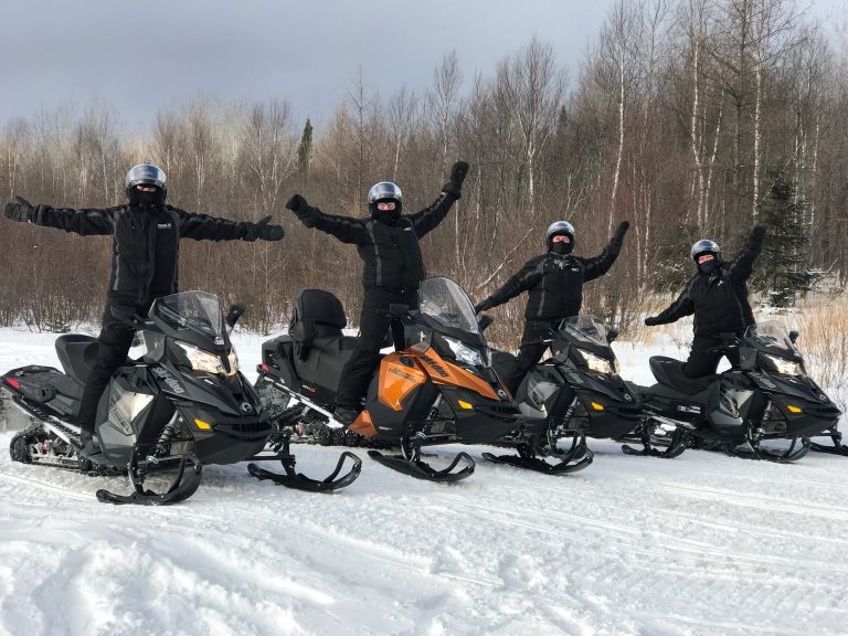 Groupe de motoneige lors du raid au Canada en 2018