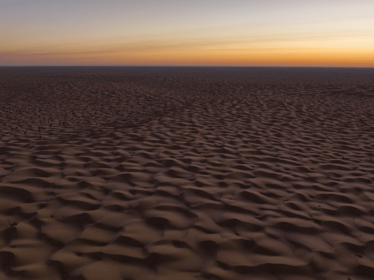 Coucher de soleil dans le désert tunisien lors du raid 4x4