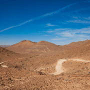 Paysage du désert marocains avec un beau ciel bleu