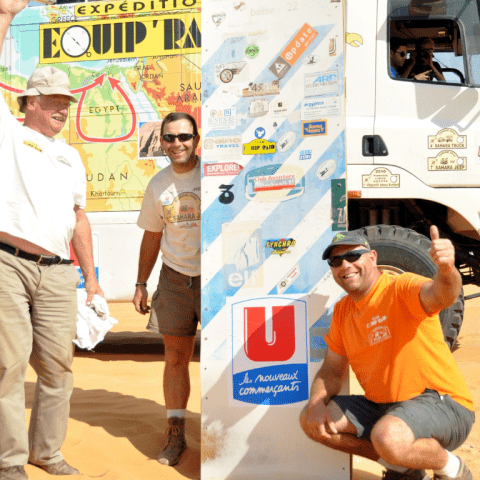 Photo d'Equip'Raid Voyages dans le désert avec le camion d'assistance en fond