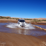 4x4 qui roule dans un petit lac au Maroc