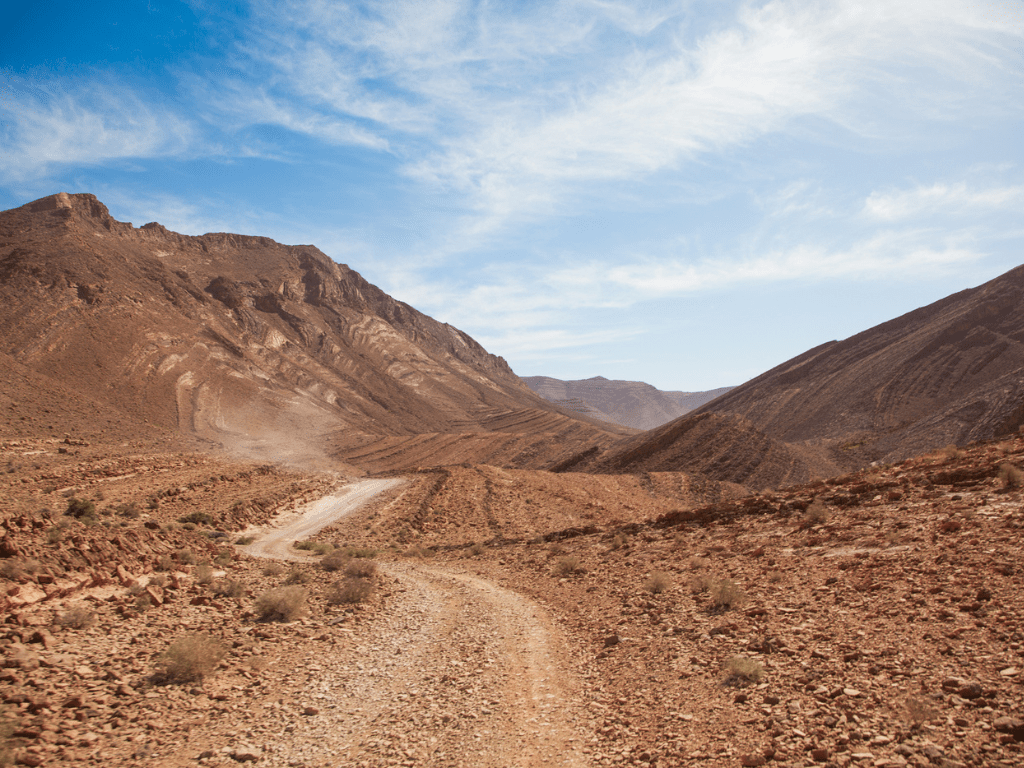 Paysages des dunes marocains et au milieu une route