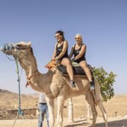 Deux femmes sur le dos d'un chameau