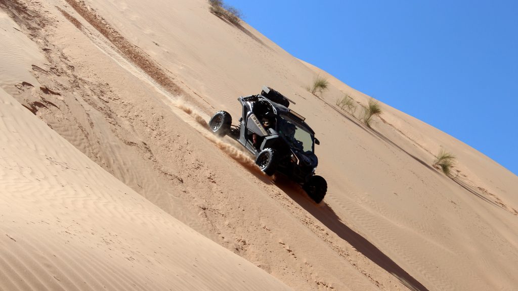 Buggy qui traverse les dunes durant le raid 4x4 Tunisie