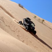 Buggy qui traverse les dunes durant le raid 4x4 Tunisie