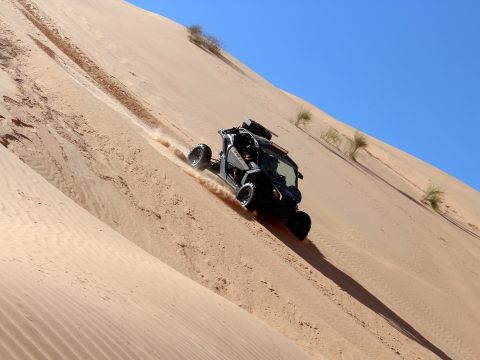 Buggy qui traverse les dunes durant le raid 4x4 Tunisie