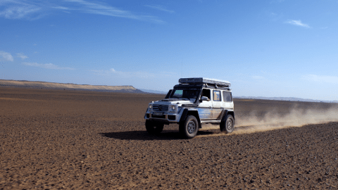 4x4 laissant une trainée de sable en traversant les dunes marocains