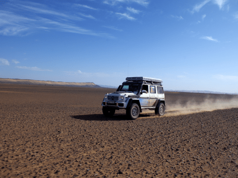 4x4 laissant une trainée de sable en traversant les dunes marocains