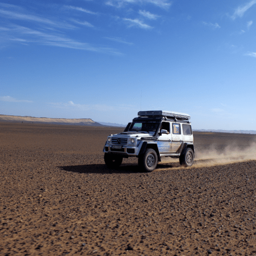 4x4 laissant une trainée de sable en traversant les dunes marocains