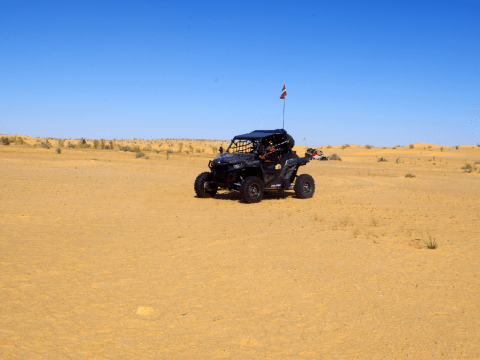 Photo d'un buggy avec un drapeau tunisien dans le fond