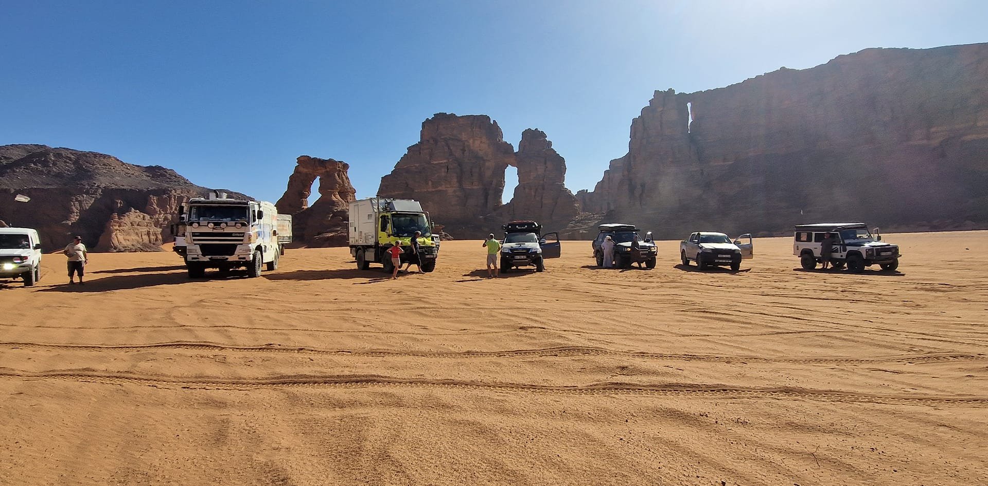 Photo de 4x4 et Camions alignés dans le désert algérien