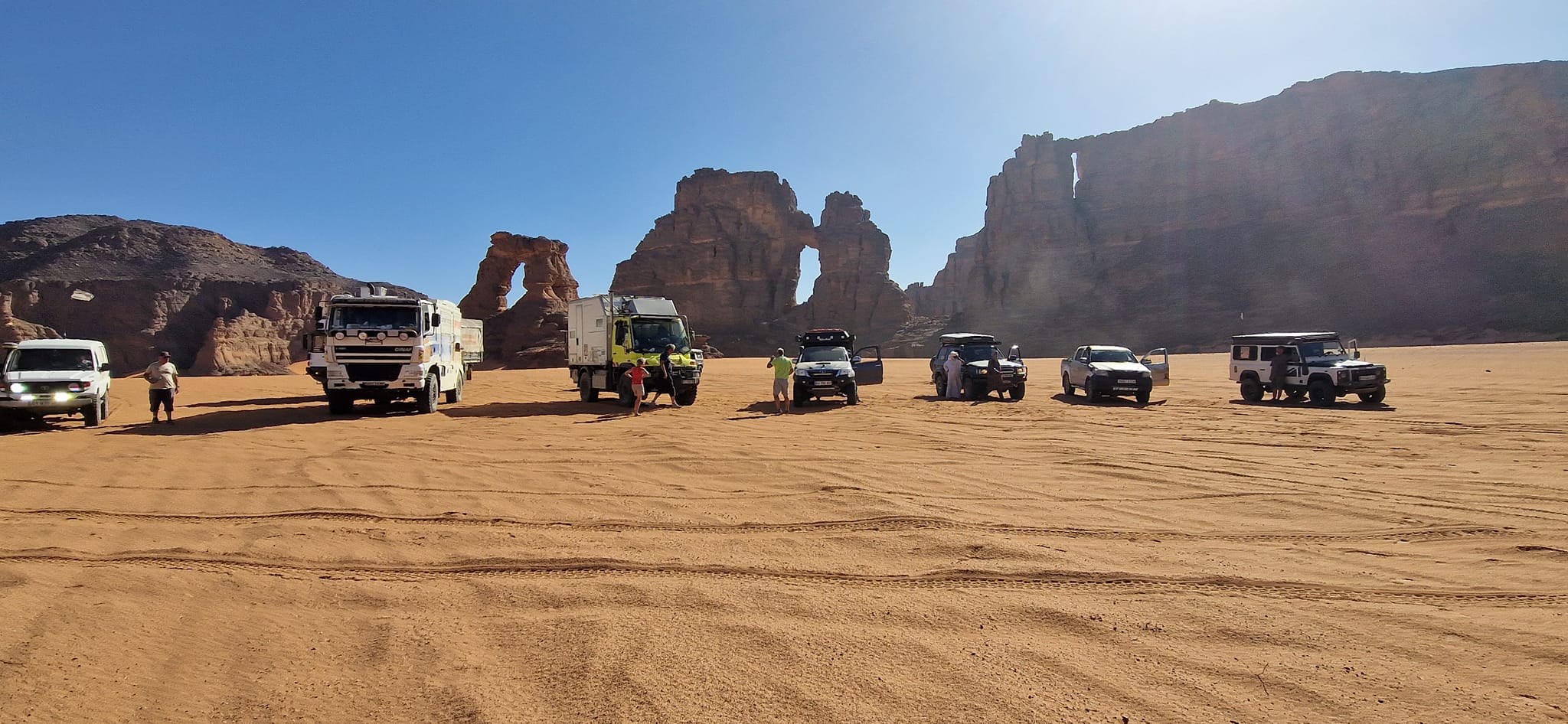 Photo de 4x4 et Camions alignés dans le désert algérien