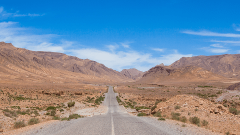 Photo de la route a travers les dunes marocain
