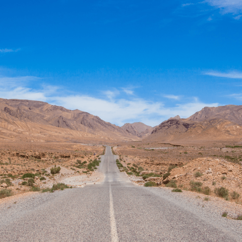 Photo de la route a travers les dunes marocain