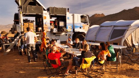 Photo d'un repas au Maroc lors du raid en 4x4 et buggy