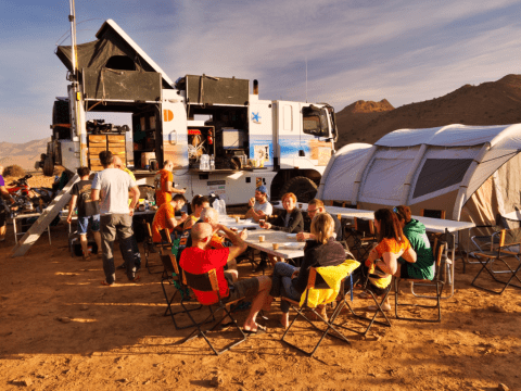 Photo d'un repas au Maroc lors du raid en 4x4 et buggy