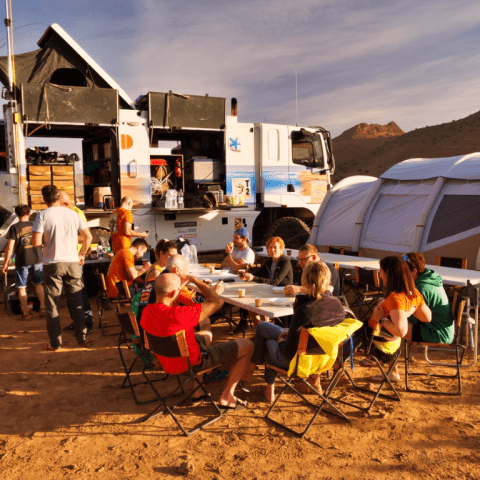 Photo d'un repas au Maroc lors du raid en 4x4 et buggy