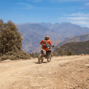 Moto rouge qui roule sur la route lors d'un raid au Maroc