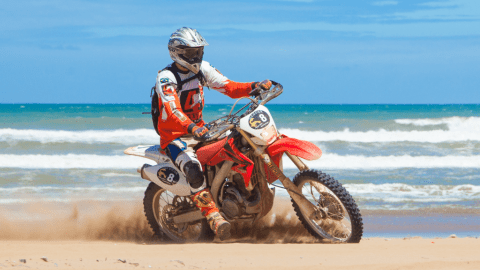 Moto rouge avec la mer derrière