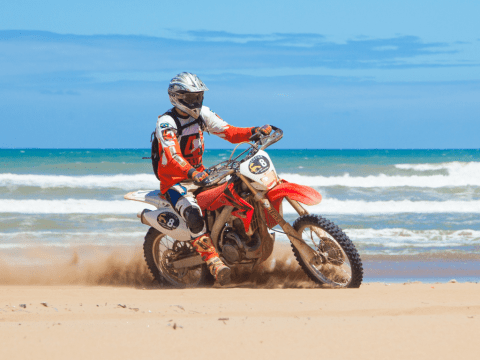 Moto rouge avec la mer derrière