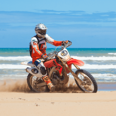 Moto rouge avec la mer derrière