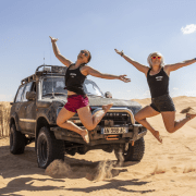 Photo prise de deux femmes qui sautent durant le raid 100% féminin en Tunisie