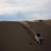 Camion d'assistance qui traverse les dunes lors du raid 4x4 en Tunisie