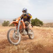 Moto orange qui roule dans le désert