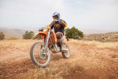 Moto orange qui roule dans le désert