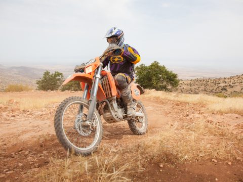 Moto orange qui roule dans le désert