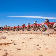 Plusieurs moto à l'arret prise en photo dans le désert du Maroc