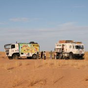 Photo des deux camions d'assistance du raid 4x4 2012 en Tunisie