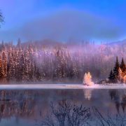 Photo d'un lac et d'une forêt lors du raid motoneige Canada 2018