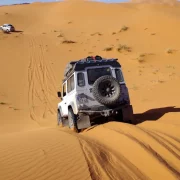 Un 4x4 qui traverse les dunes au Maroc
