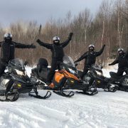 Photo de groupe durant le raid motoneige Canada 2018