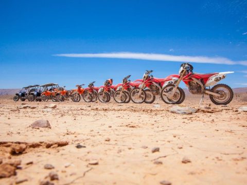 Des Motos Honda CRF Enduro dans un désert