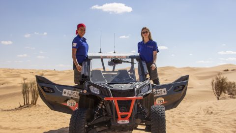 Photo de 2 femmes sur un SSV de location dans le désert de Tunisie